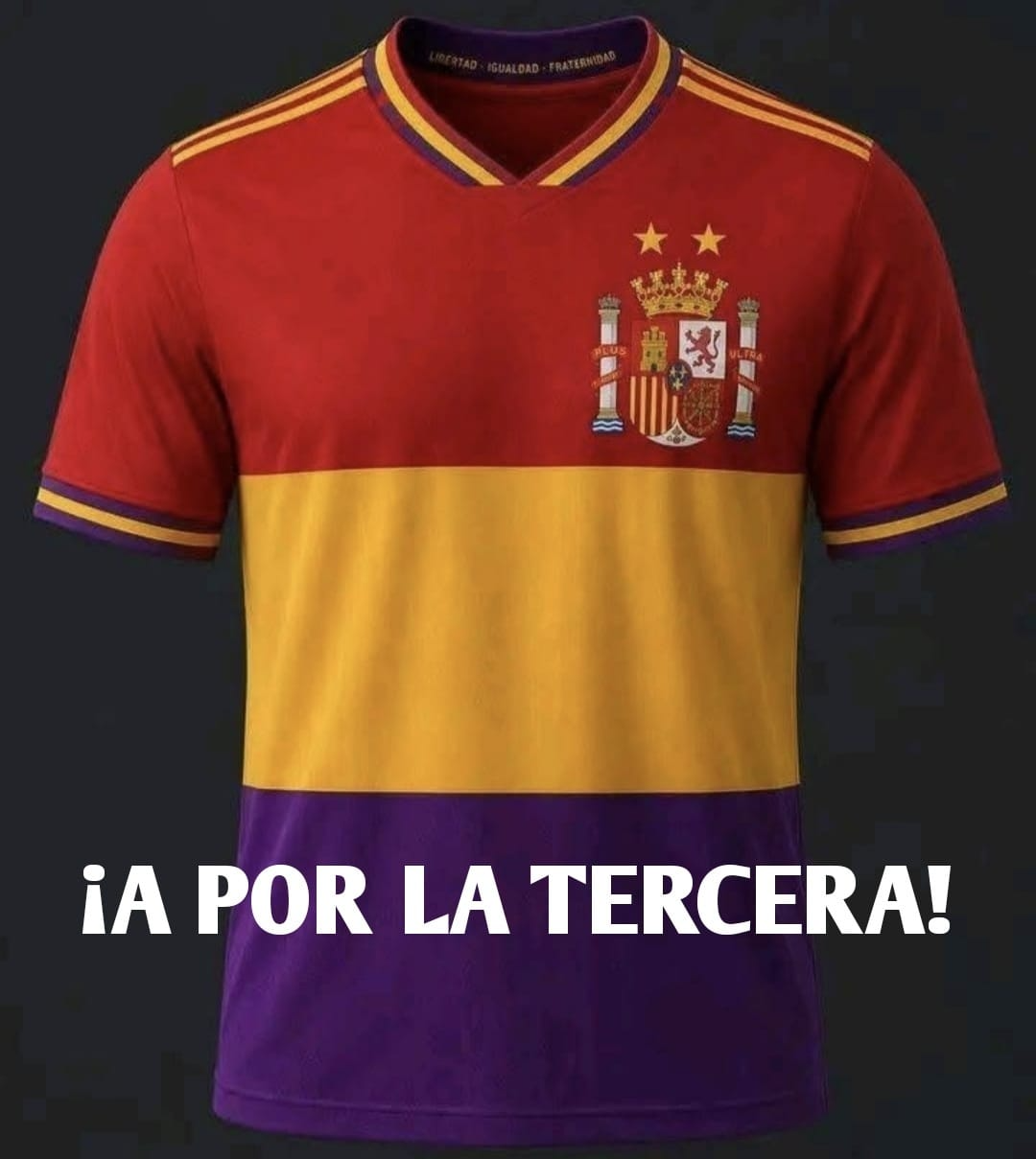 Camiseta da seleição de futbol espanhola com as cores vermelho, amarelo e violeta e a lenda A pola terceira!